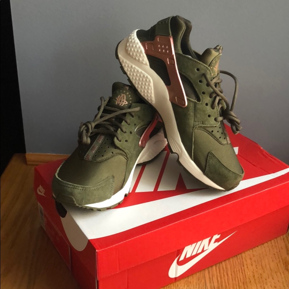 Brand new Women’s Nike Air Huarache sneaker